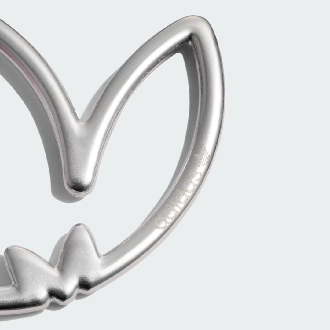 アディダスのトレフォイルチャームキーチェーンが登場！