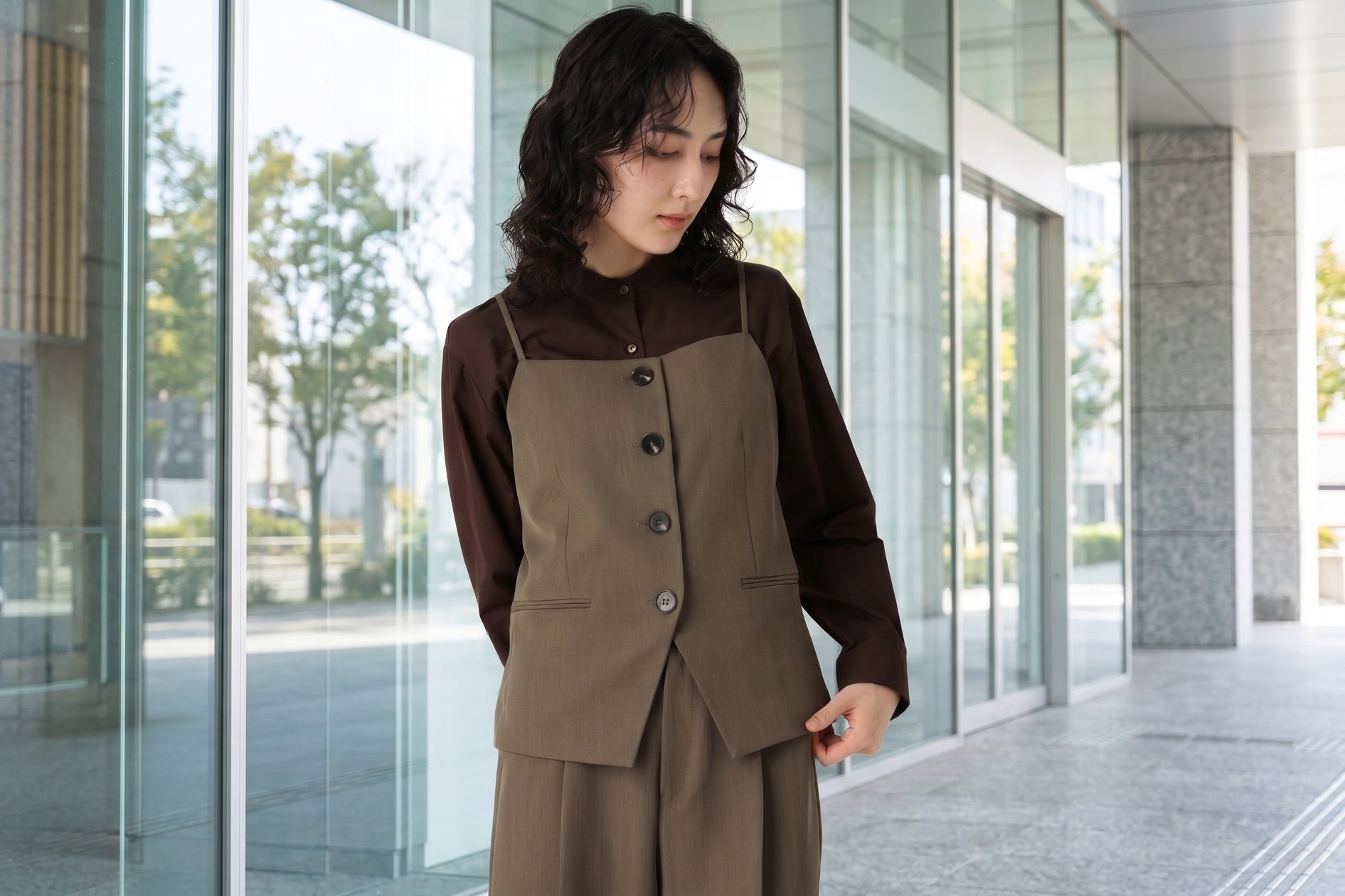 洋服の青山から待望のビスチェが登場！レイヤードスタイルを楽しむ新提案