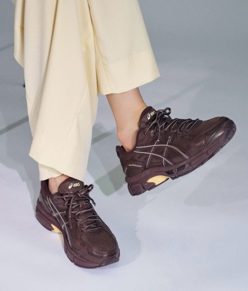 ASICS for emmi別注 GEL-STRATUS MC“BROWN”が10月1日登場