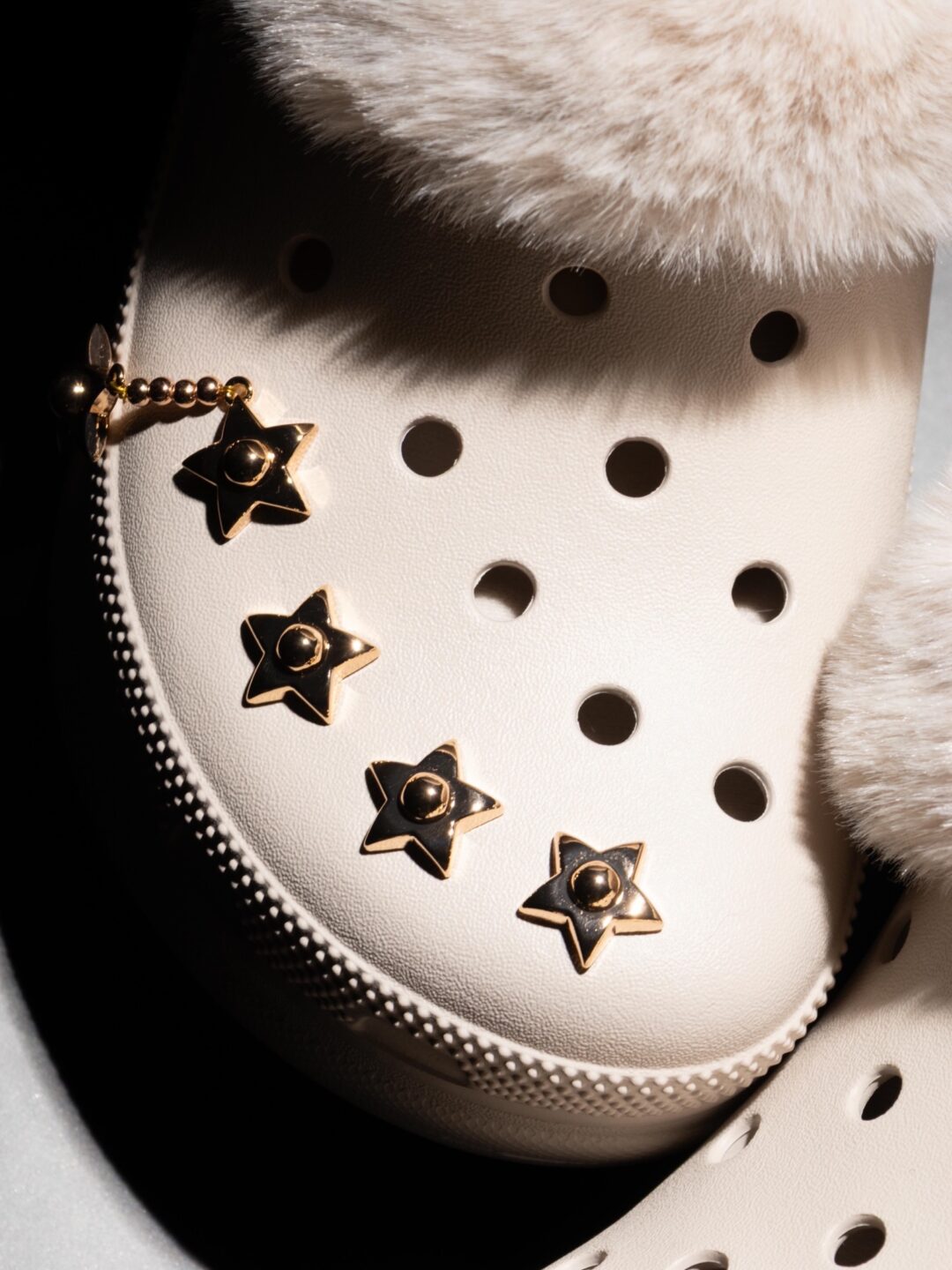 アトモス限定！Crocs BAE LINED METAL MINIS CLOG登場