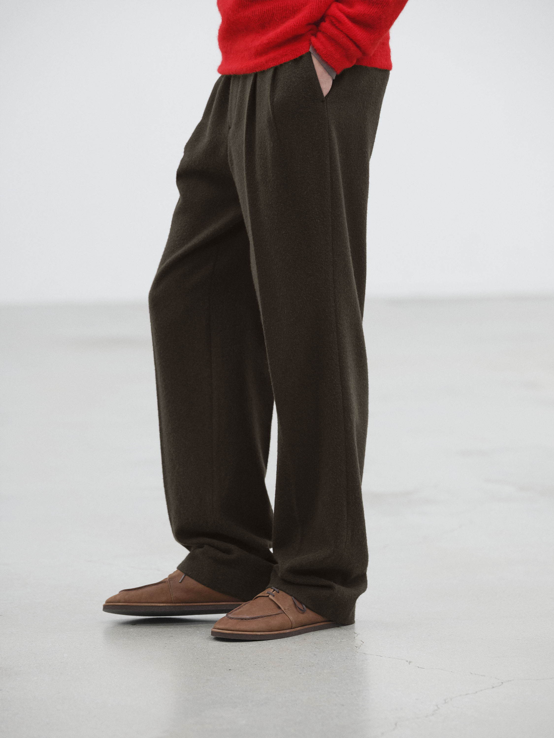 AURALEEの新作「BABY CAMEL FLANNEL TWO-TUCK SLACKS」登場!