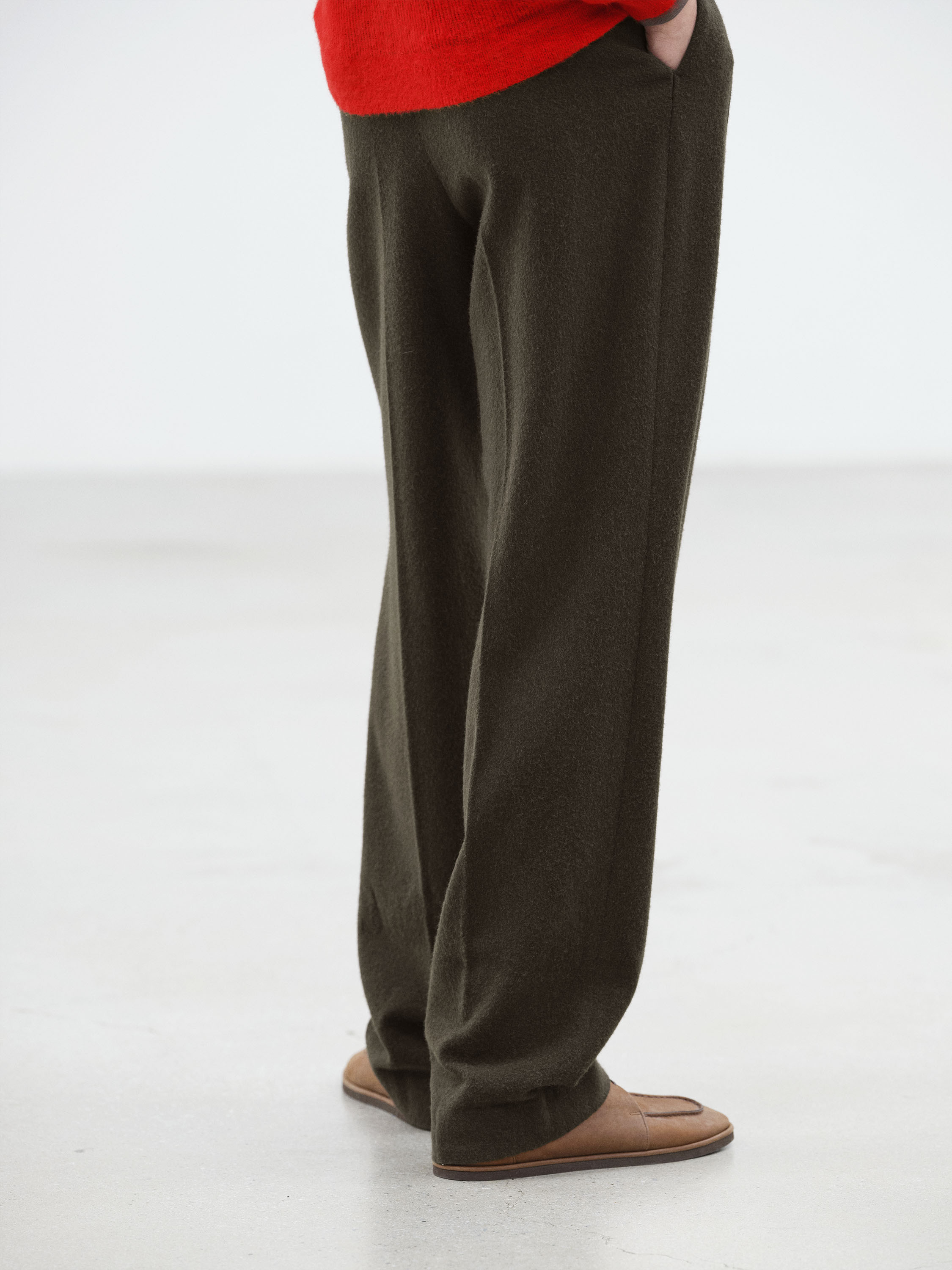 AURALEEの新作「BABY CAMEL FLANNEL TWO-TUCK SLACKS」登場!