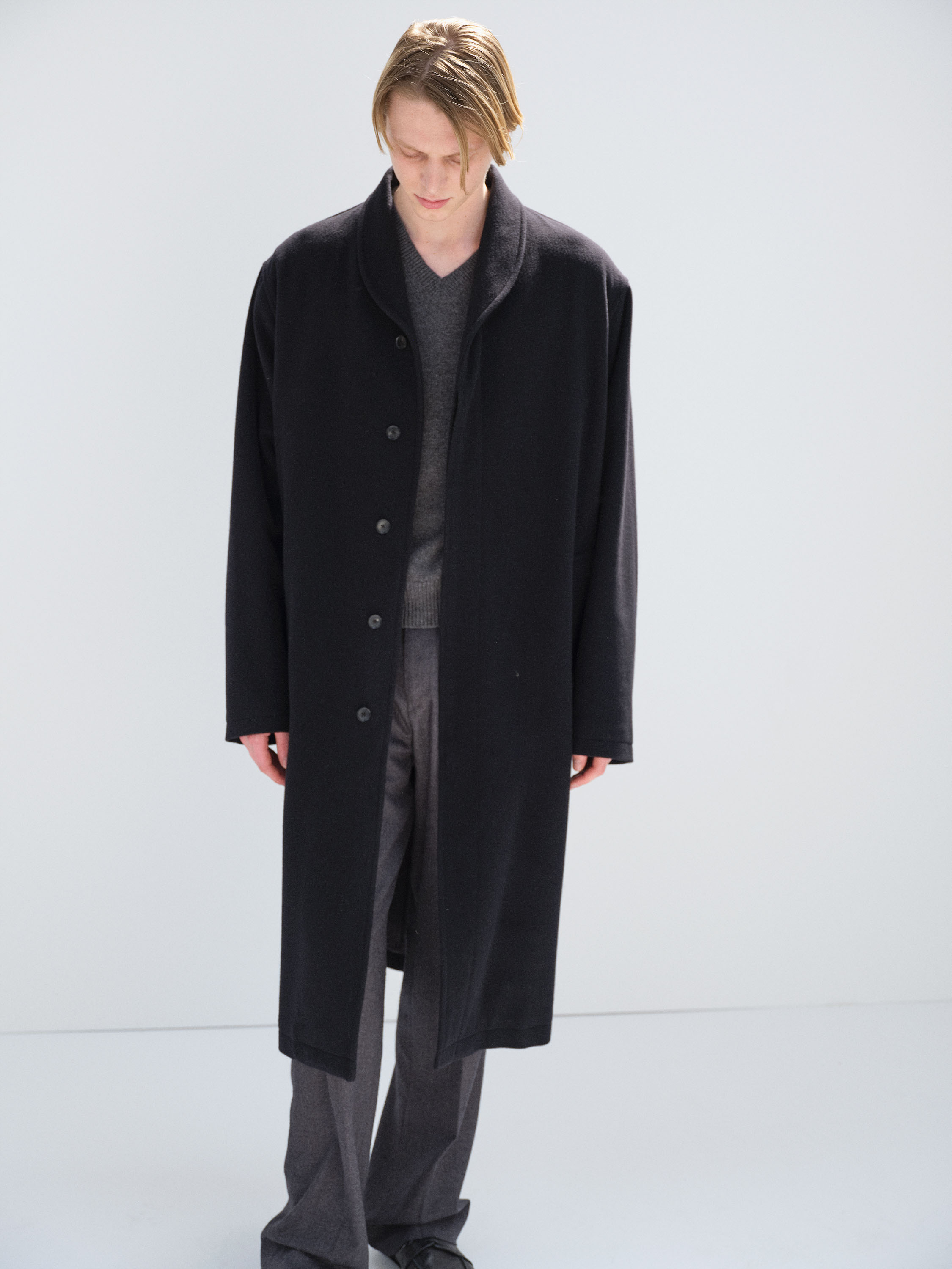 AURALEEの新作「SUPER FINE WOOL MOSSER SHAWL COLLAR COAT」