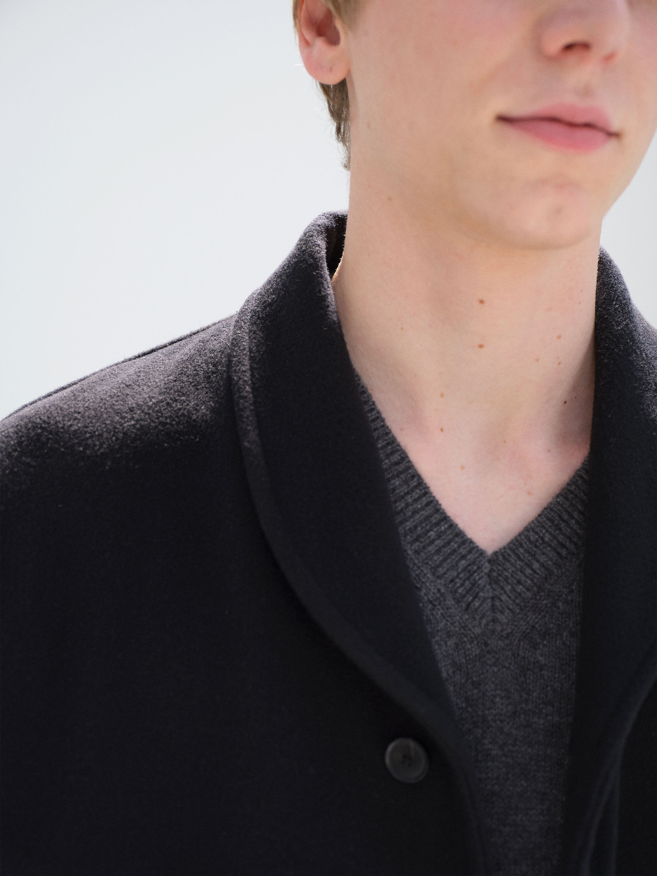 AURALEEの新作「SUPER FINE WOOL MOSSER SHAWL COLLAR COAT」