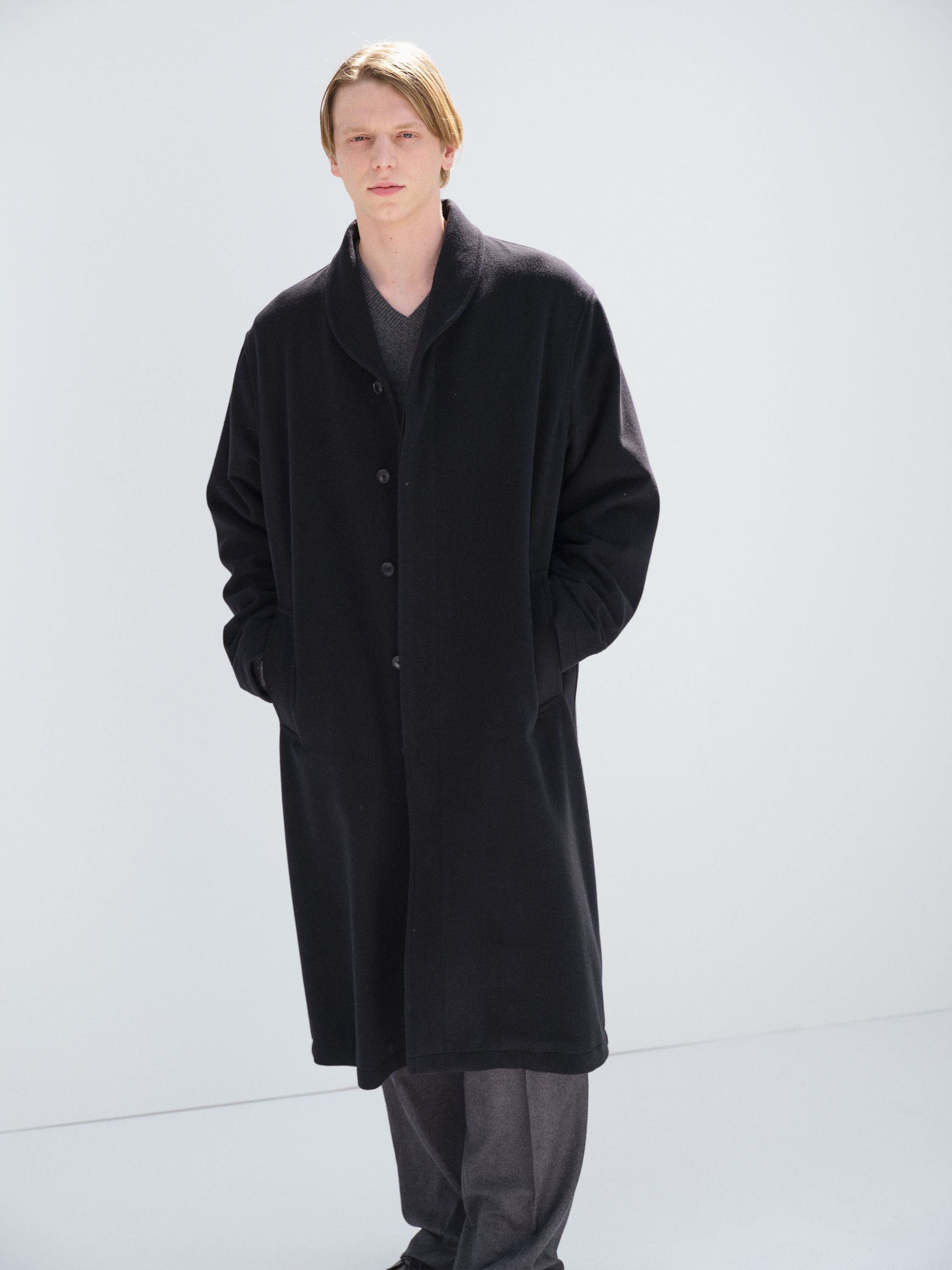 AURALEEの新作「SUPER FINE WOOL MOSSER SHAWL COLLAR COAT」