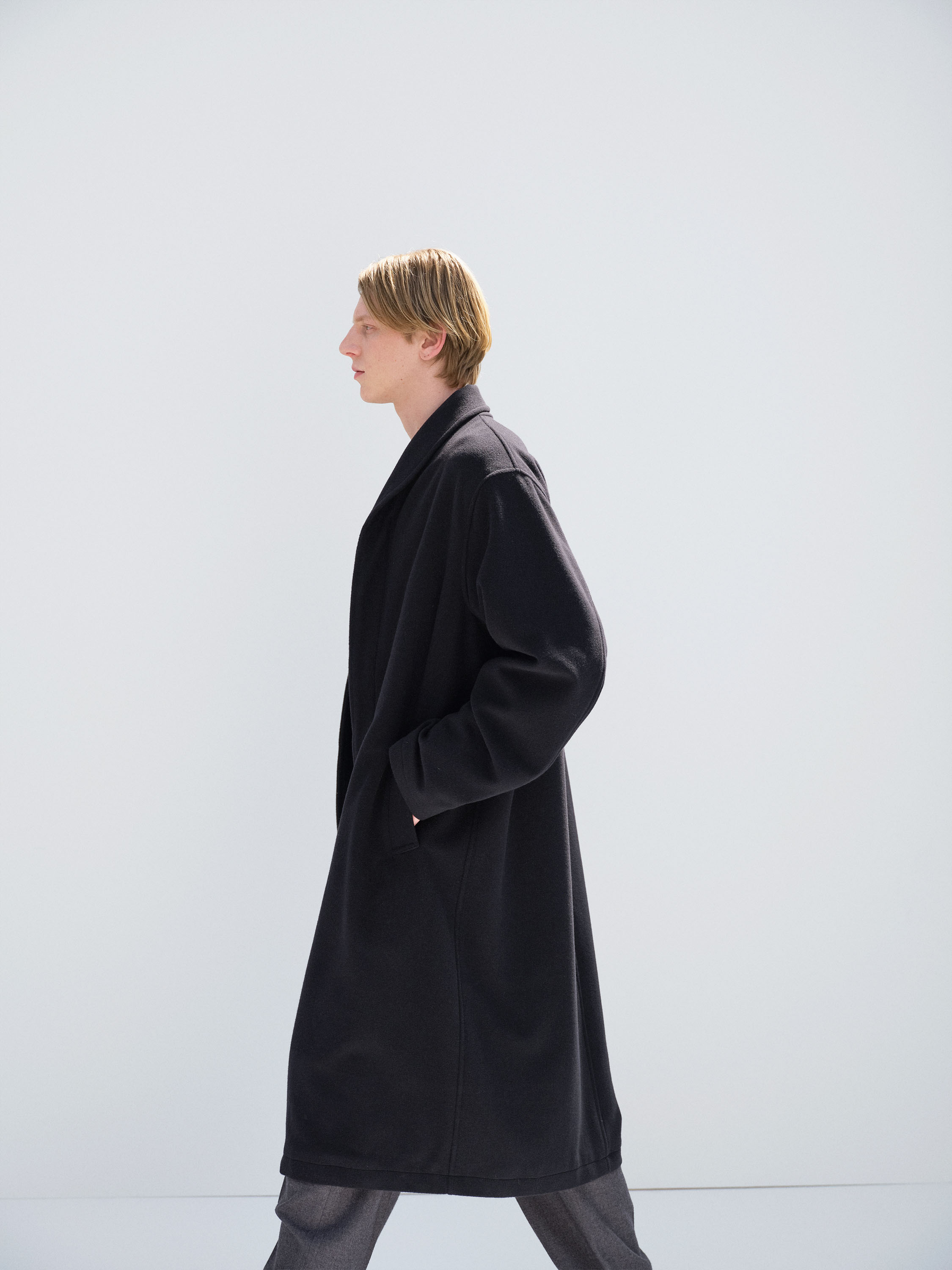 AURALEEの新作「SUPER FINE WOOL MOSSER SHAWL COLLAR COAT」