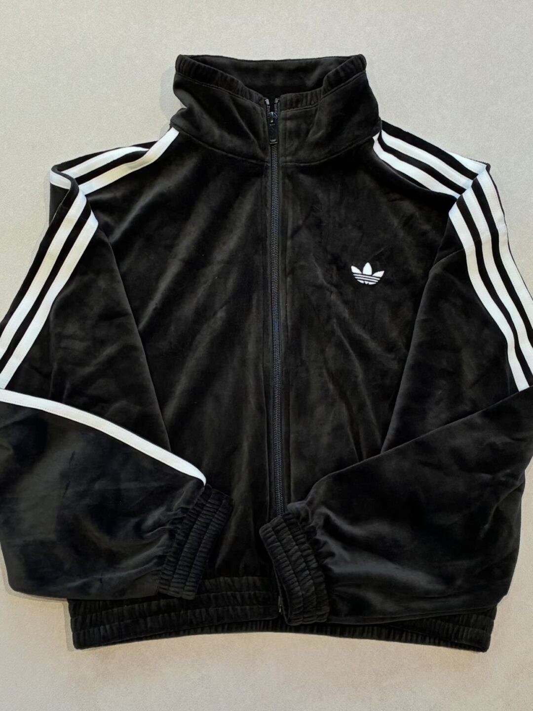 Goss!p｜adidas Originals 2026年モデル「Velour Zip-Up Sweatshirt」登場予定