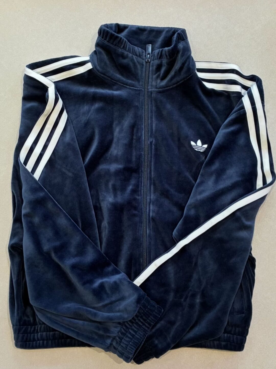 Goss!p｜adidas Originals 2026年モデル「Velour Zip-Up Sweatshirt」登場予定