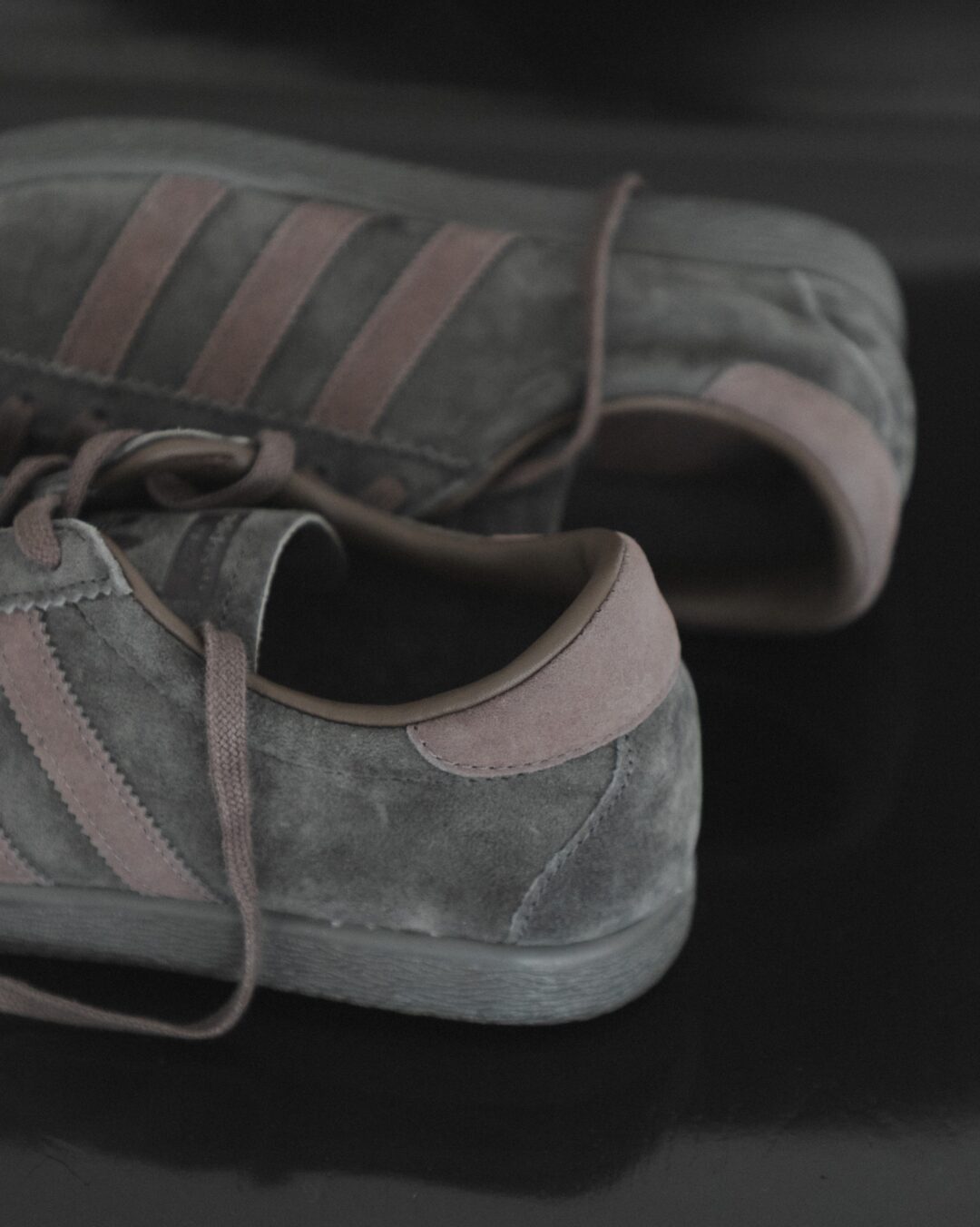 Goss!p｜adidas Originals for URBAN RESEARCH TOBACCO 2026 FW “Cinder”が10/23発売決定