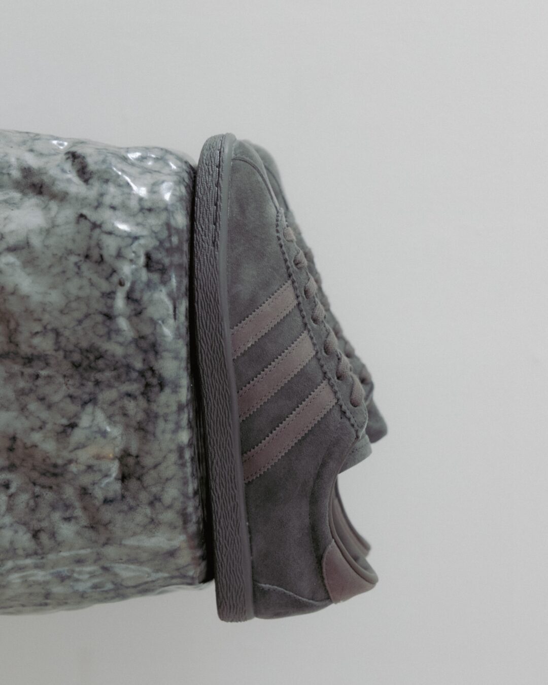 Goss!p｜adidas Originals for URBAN RESEARCH TOBACCO 2026 FW “Cinder”が10/23発売決定