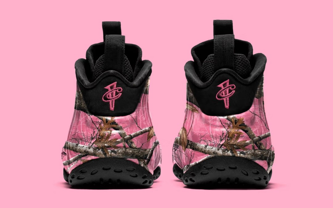 Goss!p｜NIKE AIR FOAMPOSITE ONE PREMIUM リアルツリーカモ/ピンクグレープフルーツ 2027年3月12日発売