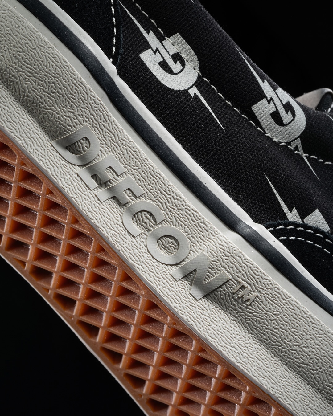 DEFCON × OTW by Vansの新作スニーカーが登場！