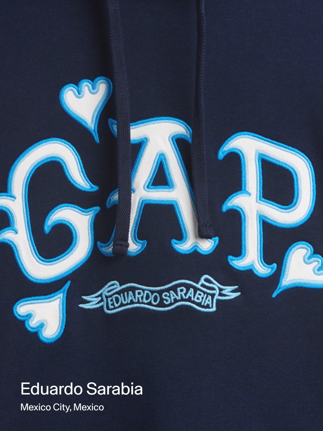 Gapが新作ロゴフーディーを10月20日に発売
