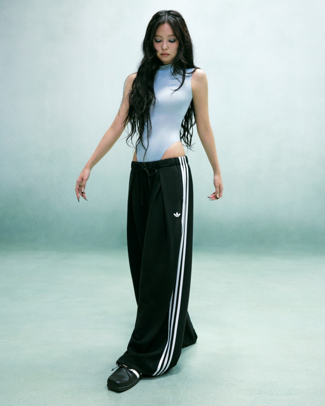 BLACKPINK JENNIEとadidasのコラボスニーカーが登場！
