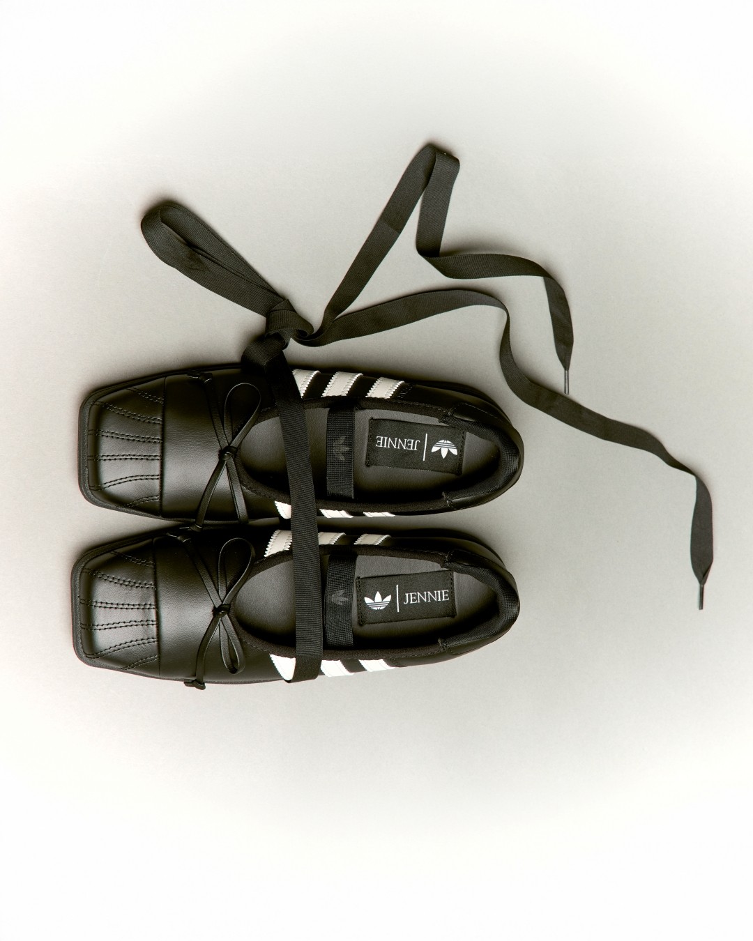 BLACKPINK JENNIEとadidasのコラボスニーカーが登場！