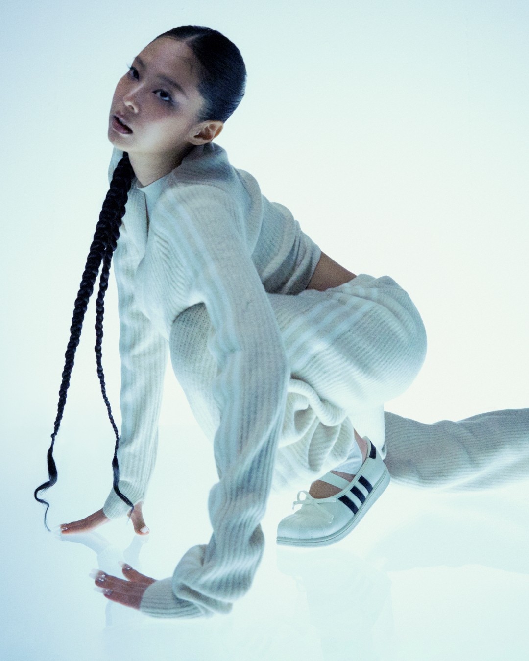 BLACKPINK JENNIEとadidasのコラボスニーカーが登場！