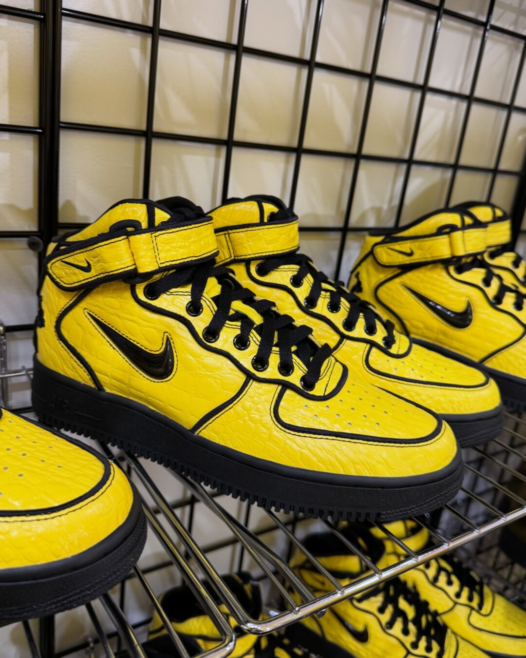 リル・ヨッティが手掛けるNIKE AIR FORCE 1 MID登場!
