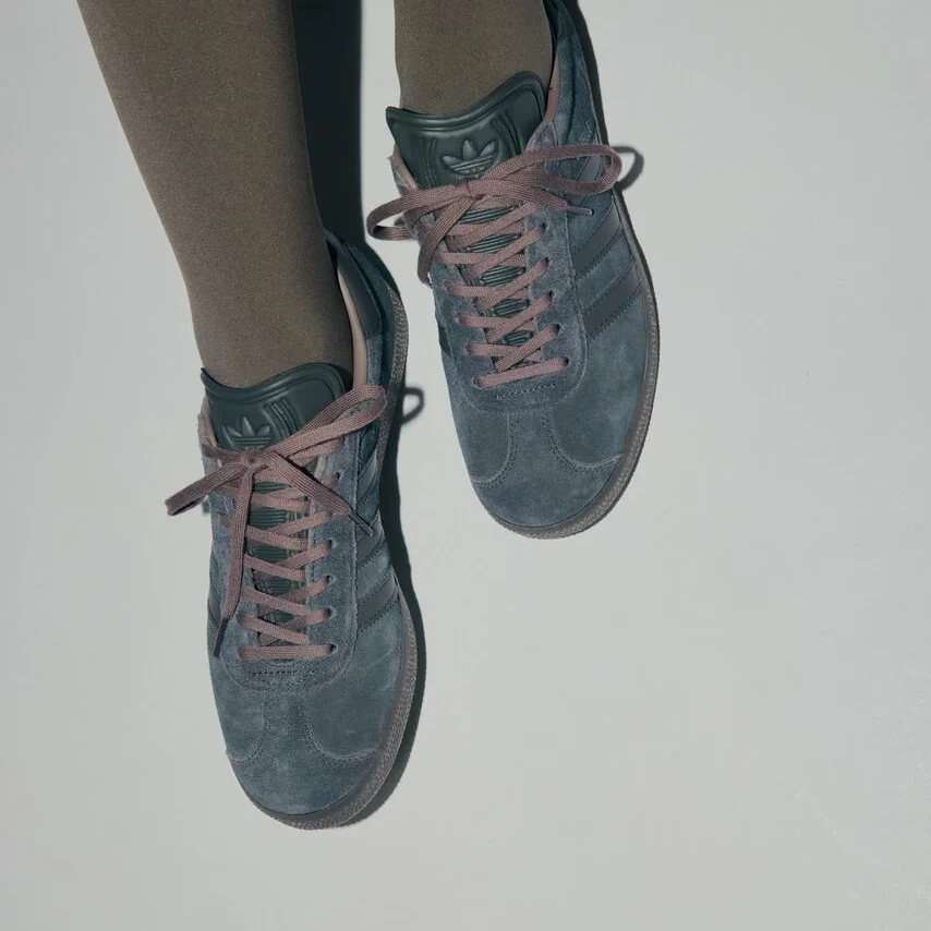 adidas Originals GAZELLE OG “チャコールグレー”が10/9に登場