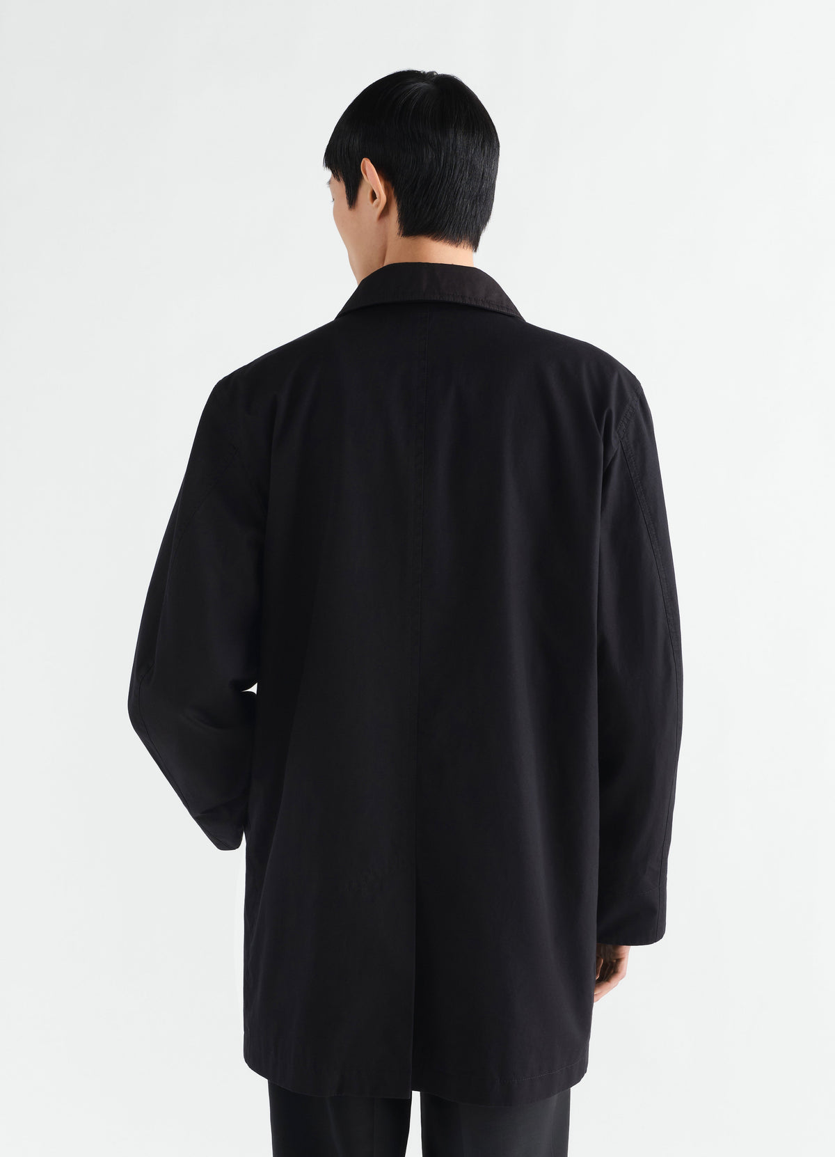 LEMAIREの水を弾くレインジャケットが登場