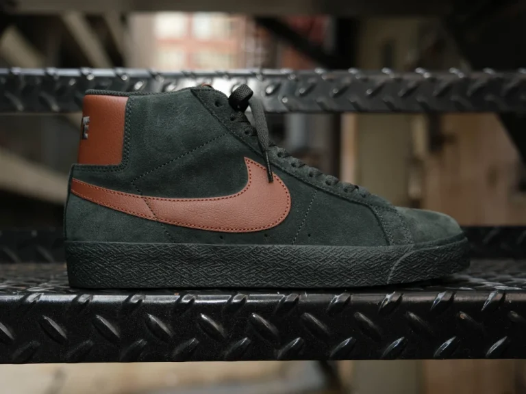 NIKE SB ZOOM BLAZER MID “Black Spruce/Corduroy Brown” IO0667-300 価格:￥14,080 発売日:9/28