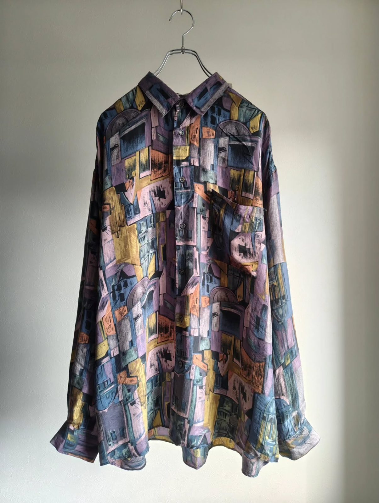 ROOMの90sシルクアートパターンシャツ